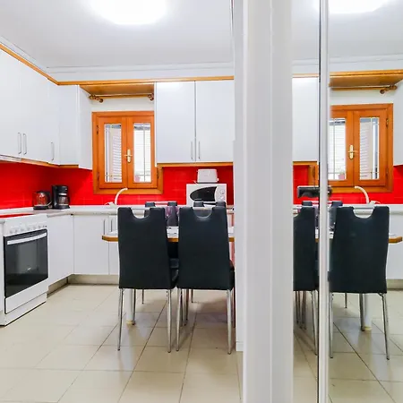 95sqm - 10min Center - 2 Bedrooms -2airco - Gas Heating - 3 Smarttvs - 2nd Floor - Optical Fiber Appartement *
