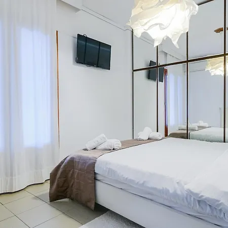 Appartement 95sqm - 10min Center - 2 Bedrooms -2airco - Gas Heating - 3 Smarttvs - 2nd Floor - Optical Fiber *