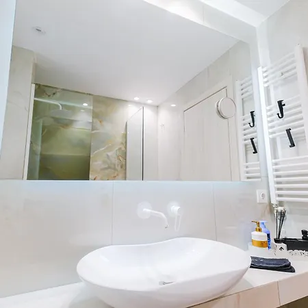 95sqm - 10min Center - 2 Bedrooms -2airco - Gas Heating - 3 Smarttvs - 2nd Floor - Optical Fiber Appartement Thessalonique