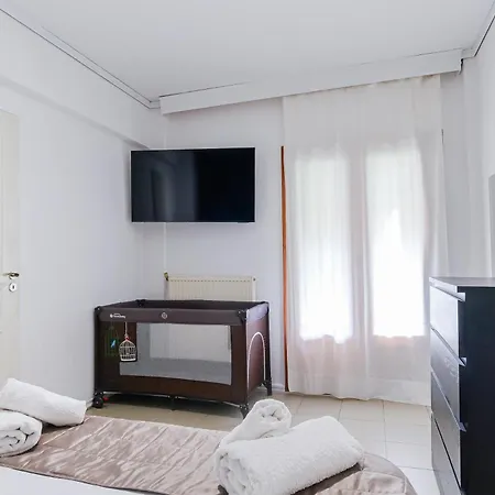 Apartmán 95sqm - 10min Center - 2 Bedrooms -2airco - Gas Heating - 3 Smarttvs - 2nd Floor - Optical Fiber