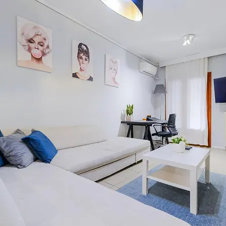 95sqm - 10min Center - 2 Bedrooms -2airco - Gas Heating - 3 Smarttvs - 2nd Floor - Optical Fiber *