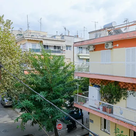 Appartement 95sqm - 10min Center - 2 Bedrooms -2airco - Gas Heating - 3 Smarttvs - 2nd Floor - Optical Fiber Thessalonique