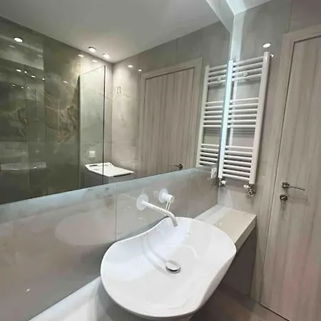 95sqm - 10min Center - 2 Bedrooms -2airco - Gas Heating - 3 Smarttvs - 2nd Floor - Optical Fiber *