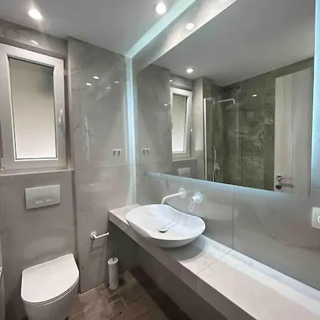 95sqm - 10min Center - 2 Bedrooms -2airco - Gas Heating - 3 Smarttvs - 2nd Floor - Optical Fiber *