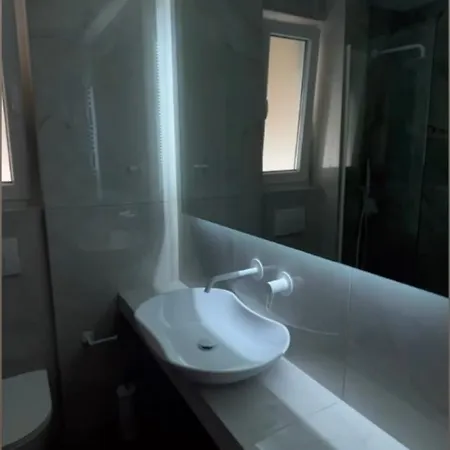 95sqm - 10min Center - 2 Bedrooms -2airco - Gas Heating - 3 Smarttvs - 2nd Floor - Optical Fiber