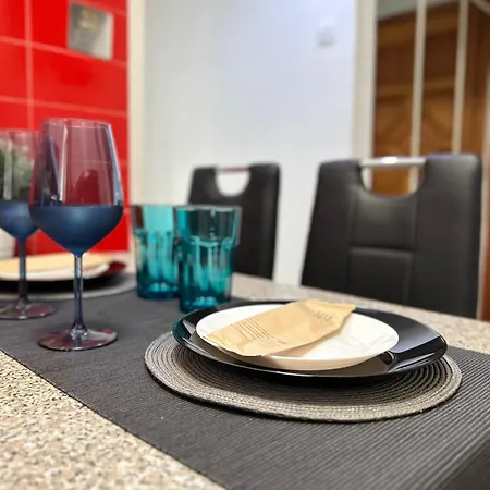 95sqm - 10min Center - 2 Bedrooms -2airco - Gas Heating - 3 Smarttvs - 2nd Floor - Optical Fiber Apartament *