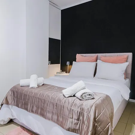 95sqm - 10min Center - 2 Bedrooms -2airco - Gas Heating - 3 Smarttvs - 2nd Floor - Optical Fiber * Salonic