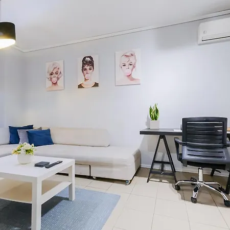 95sqm - 10min Center - 2 Bedrooms -2airco - Gas Heating - 3 Smarttvs - 2nd Floor - Optical Fiber Salonic