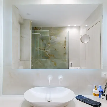 Apartament 95sqm - 10min Center - 2 Bedrooms -2airco - Gas Heating - 3 Smarttvs - 2nd Floor - Optical Fiber