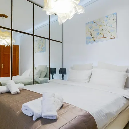 95sqm - 10min Center - 2 Bedrooms -2airco - Gas Heating - 3 Smarttvs - 2nd Floor - Optical Fiber Apartament *