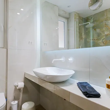 95sqm - 10min Center - 2 Bedrooms -2airco - Gas Heating - 3 Smarttvs - 2nd Floor - Optical Fiber Apartament *