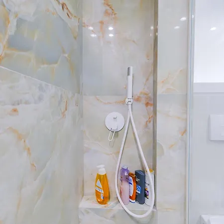 95sqm - 10min Center - 2 Bedrooms -2airco - Gas Heating - 3 Smarttvs - 2nd Floor - Optical Fiber *