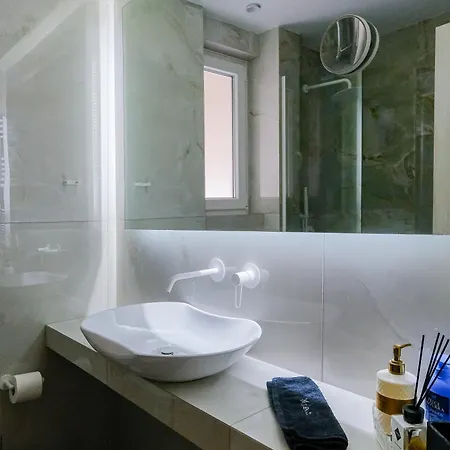 95sqm - 10min Center - 2 Bedrooms -2airco - Gas Heating - 3 Smarttvs - 2nd Floor - Optical Fiber Apartament Salonic