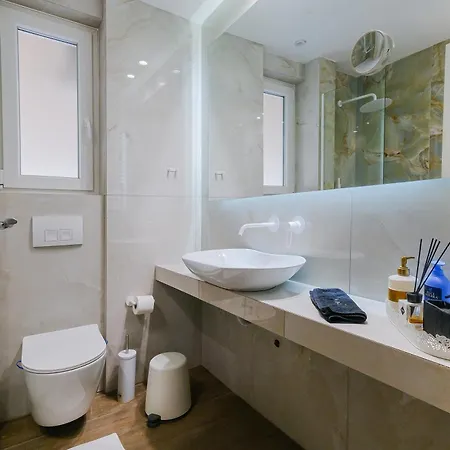 Apartament 95sqm - 10min Center - 2 Bedrooms -2airco - Gas Heating - 3 Smarttvs - 2nd Floor - Optical Fiber Salonic