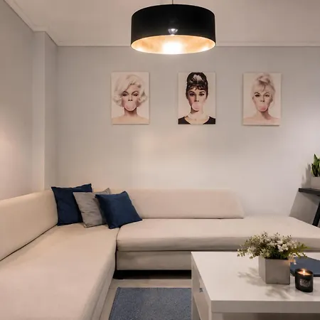 95sqm - 10min Center - 2 Bedrooms -2airco - Gas Heating - 3 Smarttvs - 2nd Floor - Optical Fiber Apartament