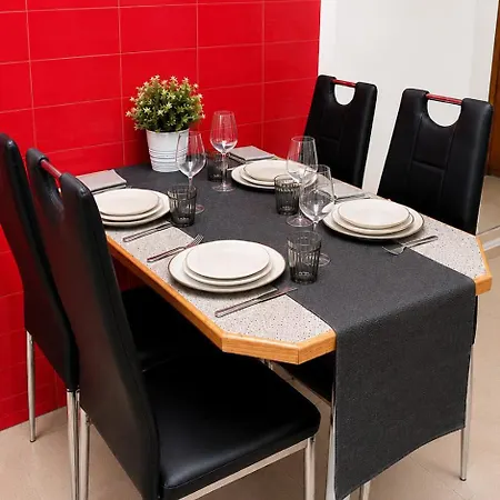 95sqm - 10min Center - 2 Bedrooms -2airco - Gas Heating - 3 Smarttvs - 2nd Floor - Optical Fiber
