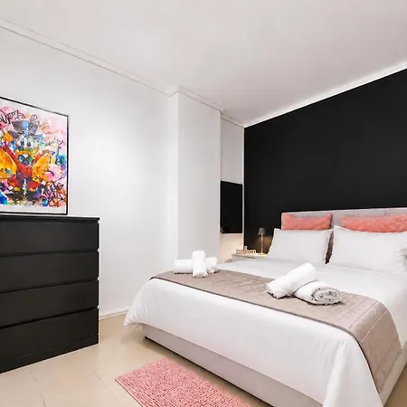 95sqm - 10min Center - 2 Bedrooms -2airco - Gas Heating - 3 Smarttvs - 2nd Floor - Optical Fiber * Salonic