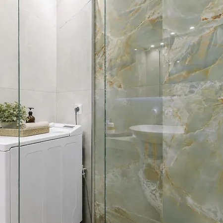 95sqm - 10min Center - 2 Bedrooms -2airco - Gas Heating - 3 Smarttvs - 2nd Floor - Optical Fiber 테살로니키