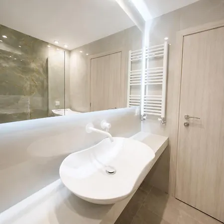 95sqm - 10min Center - 2 Bedrooms -2airco - Gas Heating - 3 Smarttvs - 2nd Floor - Optical Fiber *