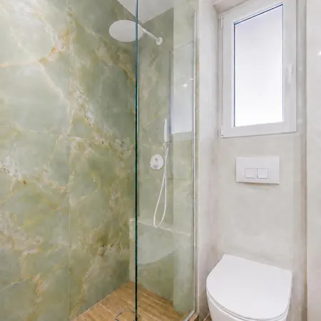 95sqm - 10min Center - 2 Bedrooms -2airco - Gas Heating - 3 Smarttvs - 2nd Floor - Optical Fiber *