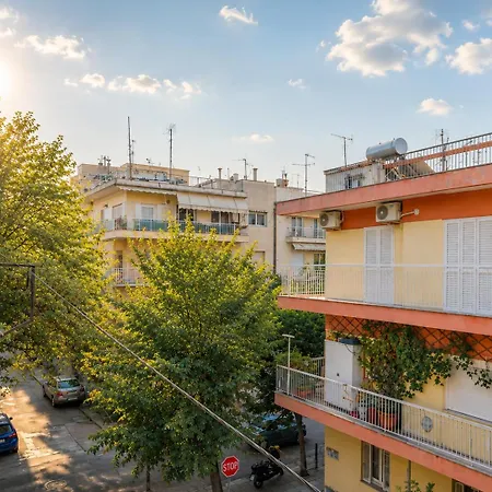 Apartament 95sqm - 10min Center - 2 Bedrooms -2airco - Gas Heating - 3 Smarttvs - 2nd Floor - Optical Fiber Salonic
