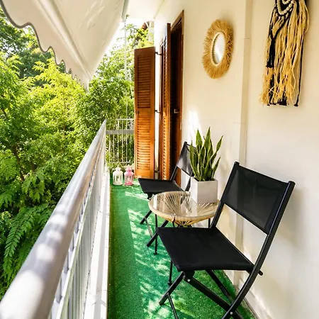 95sqm - 10min Center - 2 Bedrooms -2airco - Gas Heating - 3 Smarttvs - 2nd Floor - Optical Fiber Apartament Salonic