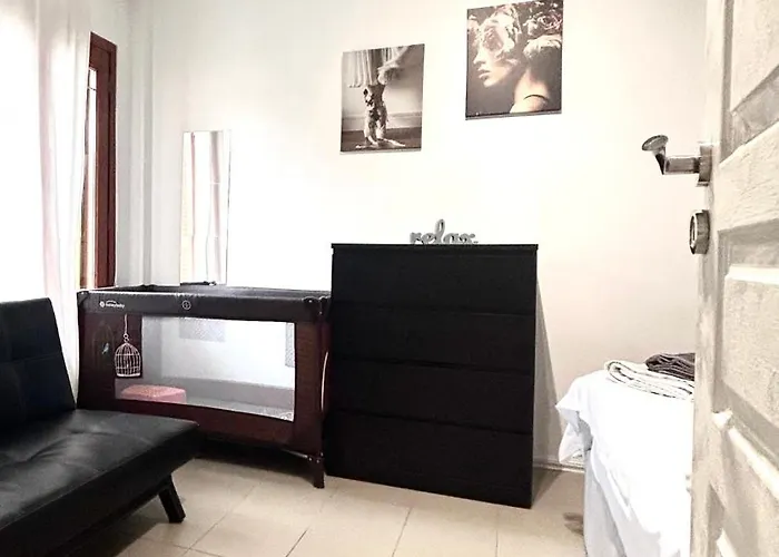 95sqm 7min Center 2bdrms 2airco Gas Heating Marble Wc 3smarttvs Selanik