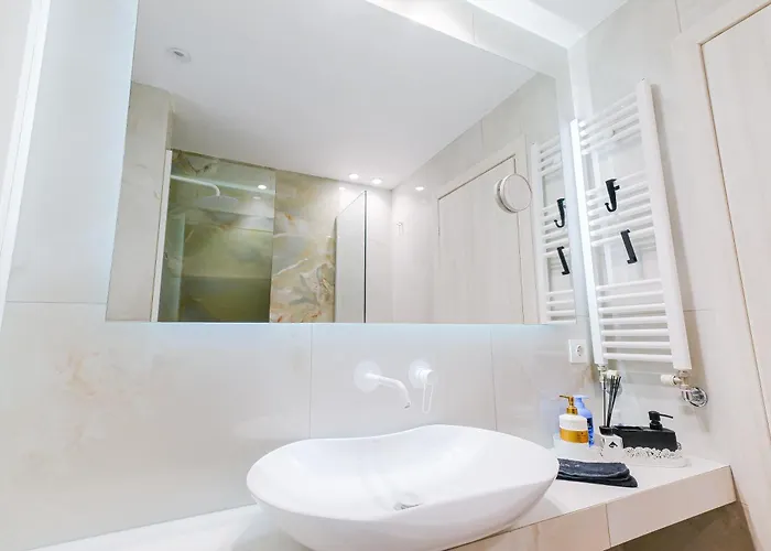 95sqm 7min Center 2bdrms 2airco Gas Heating Marble Wc 3smarttvs Appartamento Salonicco