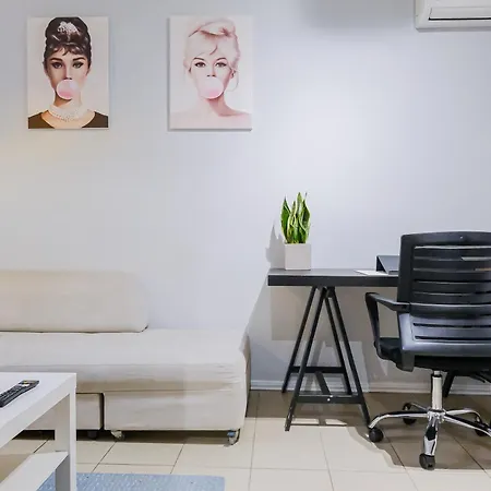 Apartment 95sqm - 10min Center - 2 Bedrooms -2airco - Gas Heating - 3 Smarttvs - 2nd Floor - Optical Fiber