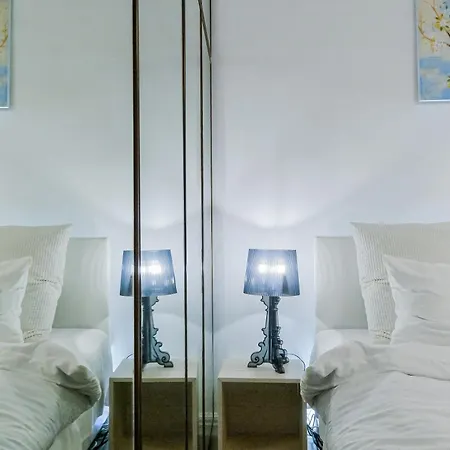 95sqm - 10min Center - 2 Bedrooms -2airco - Gas Heating - 3 Smarttvs - 2nd Floor - Optical Fiber Apartment